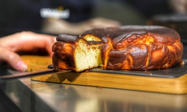 Titre : Le gâteau au fromage brûlé basque : L&rsquo;imperfection parfaite