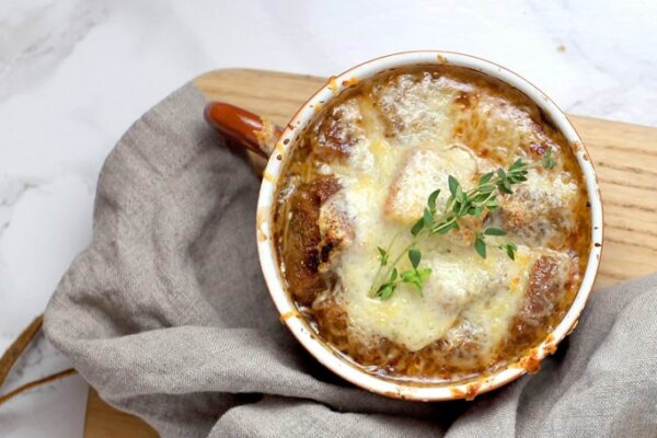 Soupe à l’oignon française gratinée au fromage