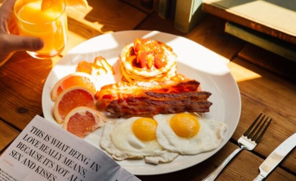 Œufs au bacon et à la saucisse : un grand classique du petit-déjeuner américain