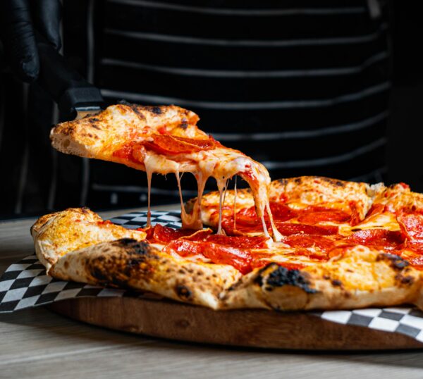La pizza italienne expliquée : texture, saveurs les plus populaires et meilleur moment pour la déguster
